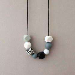 Mum Necklace My black and White Thougths Mum Necklace My black and White Thougths
