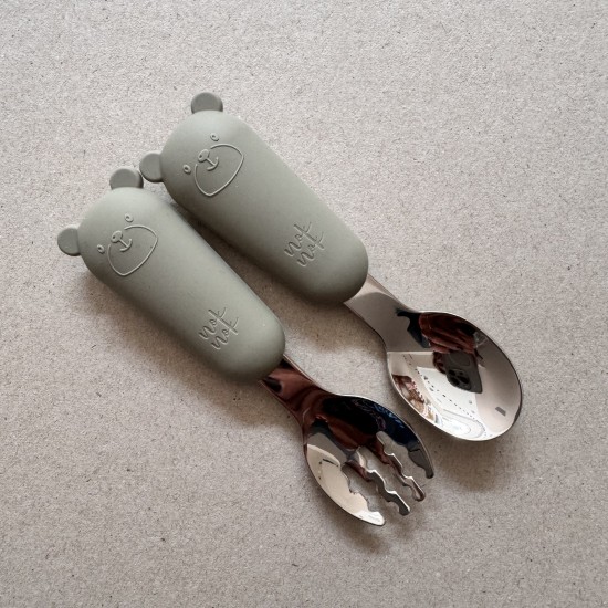 Set Silicone and Stainless Steel Spoon + Fork | I am big 6m+ sage Set Silicone and Stainless Steel Spoon + Fork | I am big 6m+ sage