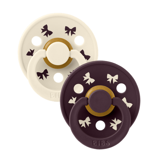 BIBS COLOUR SET 2 PCS – HOLIDAY BOW IVORY/PLUM– ROUND No2 BIBS COLOUR SET 2 PCS – HOLIDAY BOW IVORY/PLUM– ROUND No2