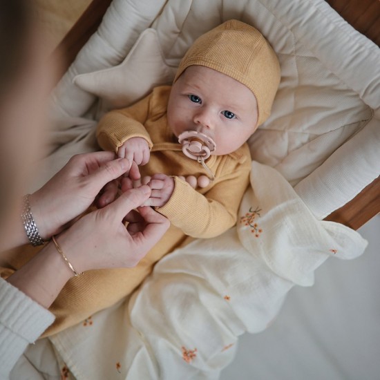 Mushie Ribbed Baby Beanie Mustard melange  